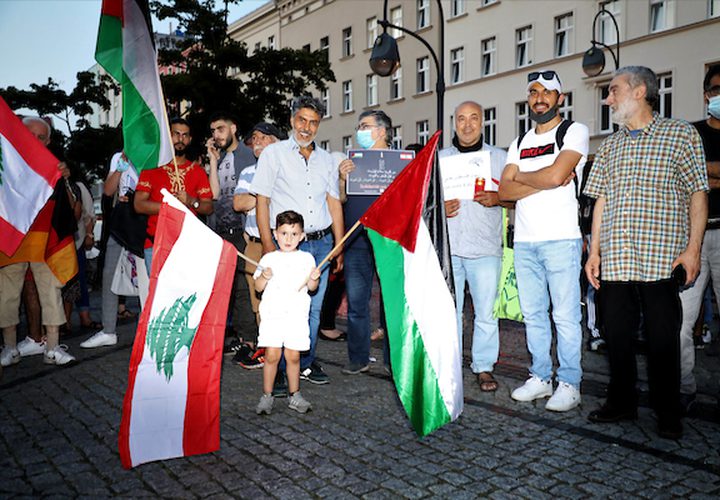 الفلسطينيون والأجانب يضيئون الشموع للتعبير عن تعازيهم للشعب اللبناني أثناء رفع العلم الوطني اللبناني ، في برلين ، ألمانيا ، في 8 أغسطس 2020.