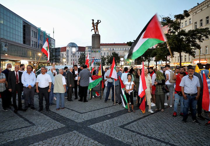 الفلسطينيون والأجانب يضيئون الشموع للتعبير عن تعازيهم للشعب اللبناني أثناء رفع العلم الوطني اللبناني ، في برلين ، ألمانيا ، في 8 أغسطس 2020.