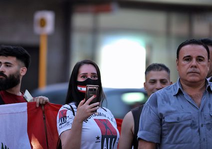 الفلسطينيون والأجانب يضيئون الشموع للتعبير عن تعازيهم للشعب اللبناني أثناء رفع العلم الوطني اللبناني ، في برلين ، ألمانيا ، في 8 أغسطس 2020.