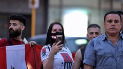 الفلسطينيون والأجانب يضيئون الشموع للتعبير عن تعازيهم للشعب اللبناني أثناء رفع العلم الوطني اللبناني ، في برلين ، ألمانيا ، في 8 أغسطس 2020.