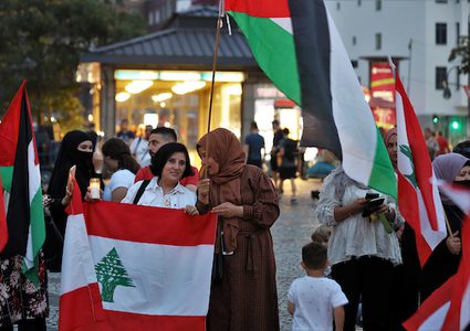 الفلسطينيون والأجانب يضيئون الشموع للتعبير عن تعازيهم للشعب اللبناني أثناء رفع العلم الوطني اللبناني ، في برلين ، ألمانيا ، في 8 أغسطس 2020.