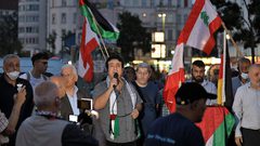 الفلسطينيون والأجانب يضيئون الشموع للتعبير عن تعازيهم للشعب اللبناني أثناء رفع العلم الوطني اللبناني ، في برلين ، ألمانيا ، في 8 أغسطس 2020.
