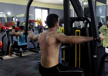 الخليل: فلسطينيون يرتدون أقنعة كمال الأجسام في ظل انتشار كورونا