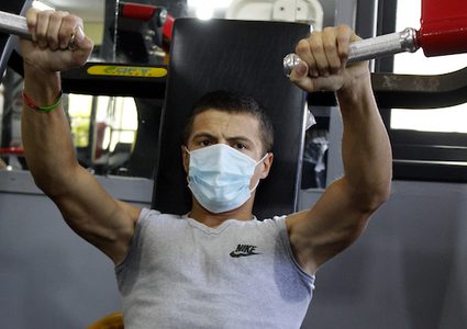 الخليل: فلسطينيون يرتدون أقنعة كمال الأجسام في ظل انتشار كورونا