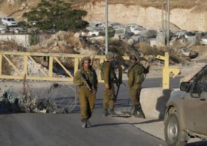 الاحتلال ينصب حواجر عسكرية ويداهم عدة منازل في الخليل