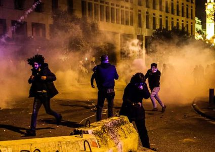 تجدد الاشتباكات بين قوى الأمن اللبنانية ومحتجين في وسط بيروت