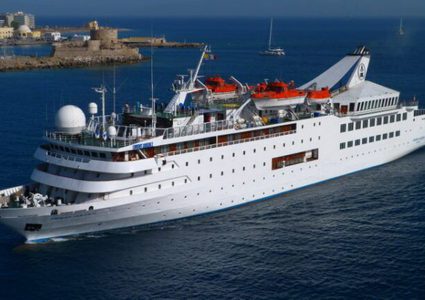 شاهد غرق الباخرة السياحية "أورينت كوين" بالكامل في مرفأ بيروت