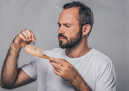 هل يسبب فيروس كورونا تفاقم مشكلة تساقط الشعر ؟