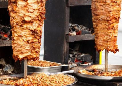 إغلاق مطعم شاورما في غزة لعدم التزامه بالشروط الصحية