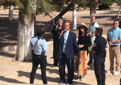 مستوطنون يقتحمون المسجد الأقصى