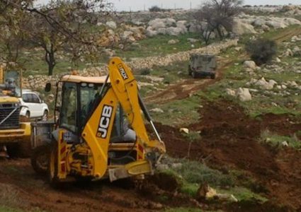 قوات الاحتلال تجرف أراضي زراعية جنوب قلقيلية