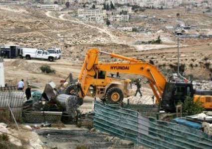 سلطات الاحتلال تخطر بهدم بركسات في بلدة تقوع جنوب بيت لحم