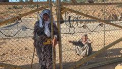 قوات الاحتلال تحتجز مزارعتين لساعات على أراضي بلدة الزاوية