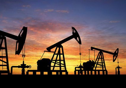 النفط يغلق مرتفعا بدعم من بيانات المصانع