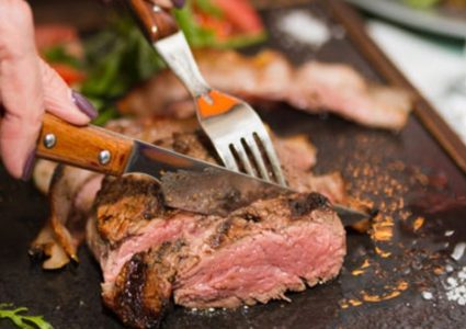 ما الفرق بين متوسط أعمار آكلي اللحوم والنباتيين ؟