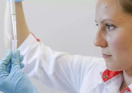 عودة: اللقاح الروسي استعراضي وتسجيله لا يعني أن يكون فعلا فعال