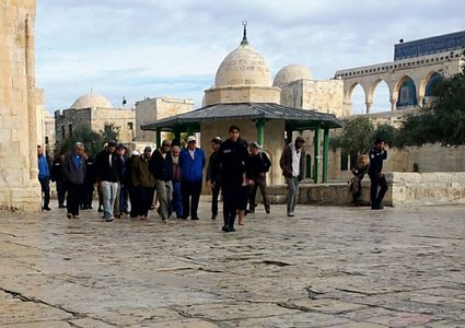 عشرات المستوطنين يجددون اقتحاماتهم للمسجد الأقصى