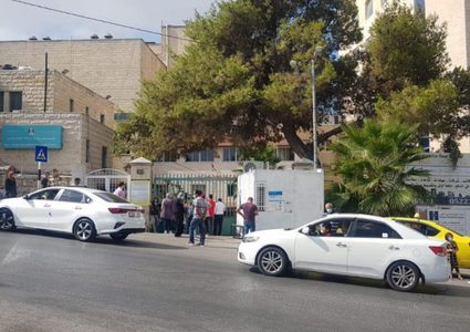 اغلاق المدخل الرئيس لمستشفى بيت جالا الحكومي