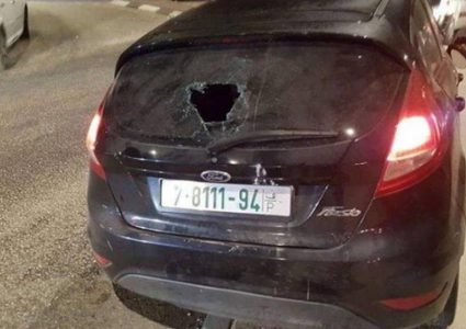 مستوطنون يرشقون مركبة مواطن بالحجارة جنوب نابلس