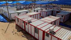 عمال فلسطينيون ينهون بناء المستشفى الميداني لإيواء مرضى كورونا