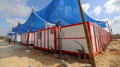عمال فلسطينيون ينهون بناء المستشفى الميداني لإيواء مرضى كورونا