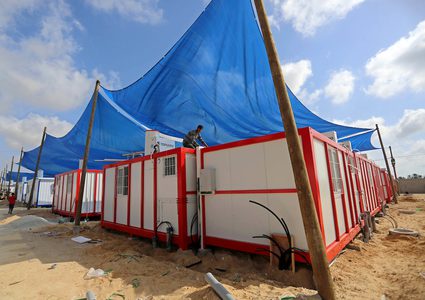 عمال فلسطينيون ينهون بناء المستشفى الميداني لإيواء مرضى كورونا