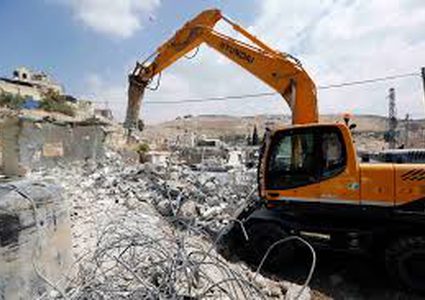 الاحتلال يجبر مواطنا على هدم أجزاء من منزله ذاتيا