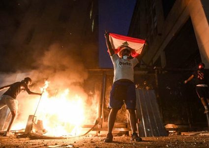 لبنانيون يطالبون بتنحي الرئيس عون