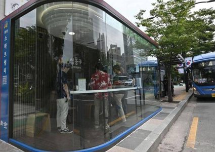 موقف حافلات "ذكي" في كوريا الجنوبية يحمي من كورونا