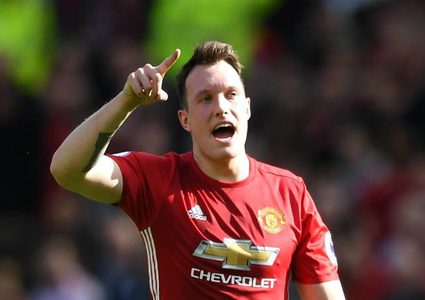 تويتر يعتذر من مدافع مانشستر يونايتد بعد السخرية منه