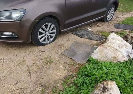 مستوطنون يعطبون إطارات مركبات شرق سلفيت