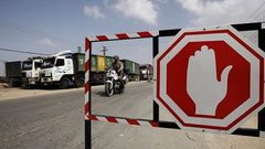 منع مواد البناء والوقود يثير مخاوف الغزيين من استغلال المحتكرين