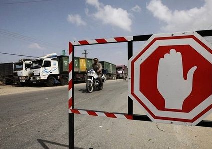 منع مواد البناء والوقود يثير مخاوف الغزيين من استغلال المحتكرين