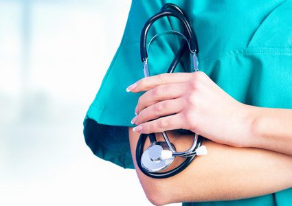 اصابة ممرضة شاركت باجراء عملية جراحية لوزير جيش الاحتلال بكورونا