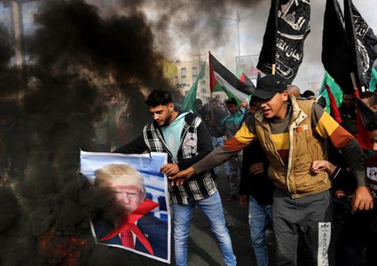 شعبنا في الضفة والقطاع يندد بالإعلان الثلاثي المشؤوم