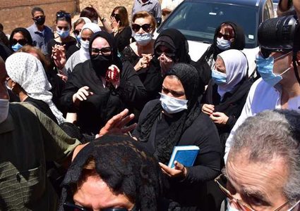 كشف سر غياب المقربات من شويكار عن وداعها الأخير