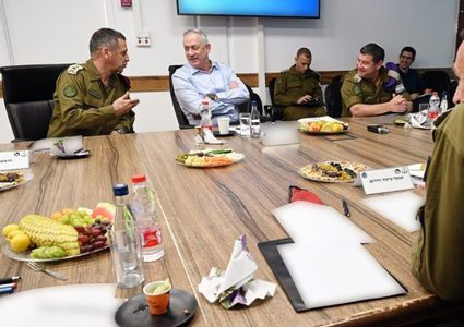 غانتس يهدد: "سنرد بقوة إذا لم يعود الهدوء إلى غلاف غزة"