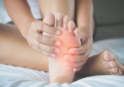 كيف تتجنب مشكلة تورم القدمين في فصل الصيف ؟