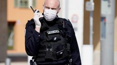 طعن حارس أمن بسبب كمامة