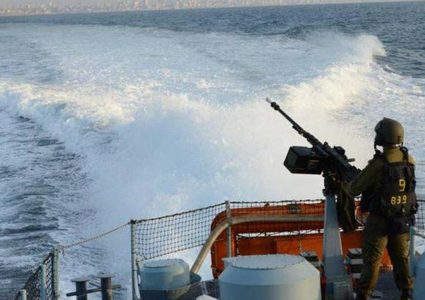 الاحتلال يهاجم مراكب الصيادين قبالة شاطئ غزة