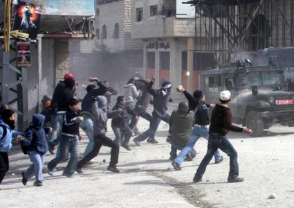 اصابة شاب بجروح خطيرة خلال مواجهات في جبل المكبر