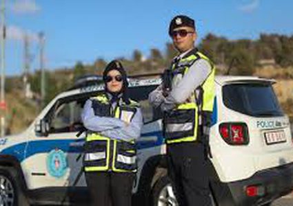 الشرطة تضبط مركبتين ودراجات نارية لازعاجهم المواطنين