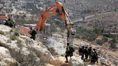 جرافات الاحتلال تواصل تجريف أراضي جنوب طولكرم