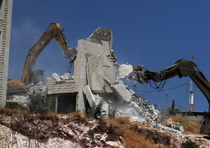 الاحتلال يهدم عمارة سكنية جنوب القدس