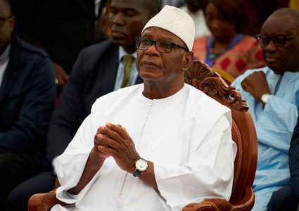 الرئيس المالي يتنحى عن السلطة ويحل البرلمان والحكومة