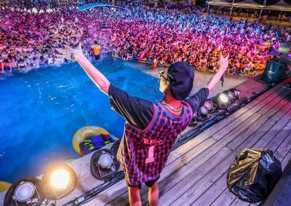 بؤرة كورونا تعود للحياة وتذهل العالم بحفل موسيقي ضخم