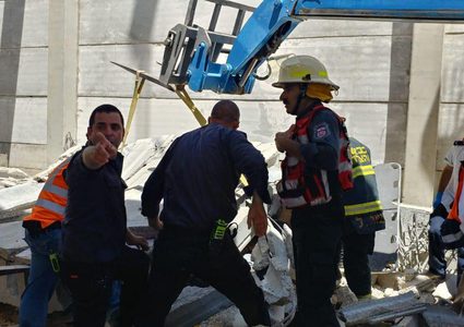 إصابة عاملين بانهيار سقف مبنى قرب مدينة القدس