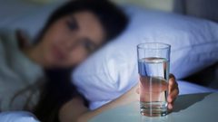 تجنبوا وضع كوب ماء قرب السرير لهذه الأسباب