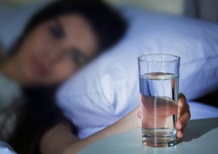 تجنبوا وضع كوب ماء قرب السرير لهذه الأسباب