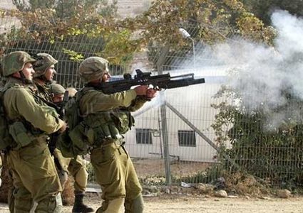 الاحتلال يصيب عددا من المواطنيين بحالات اختناق في طولكرم